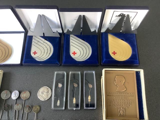 Collectie penningen etc. Het Nederlandsche Rode Kruis.