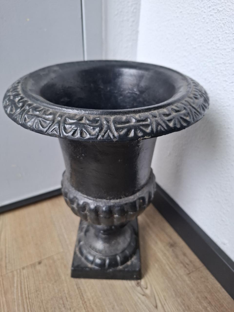 Prachtige hoge gietijzeren vaas