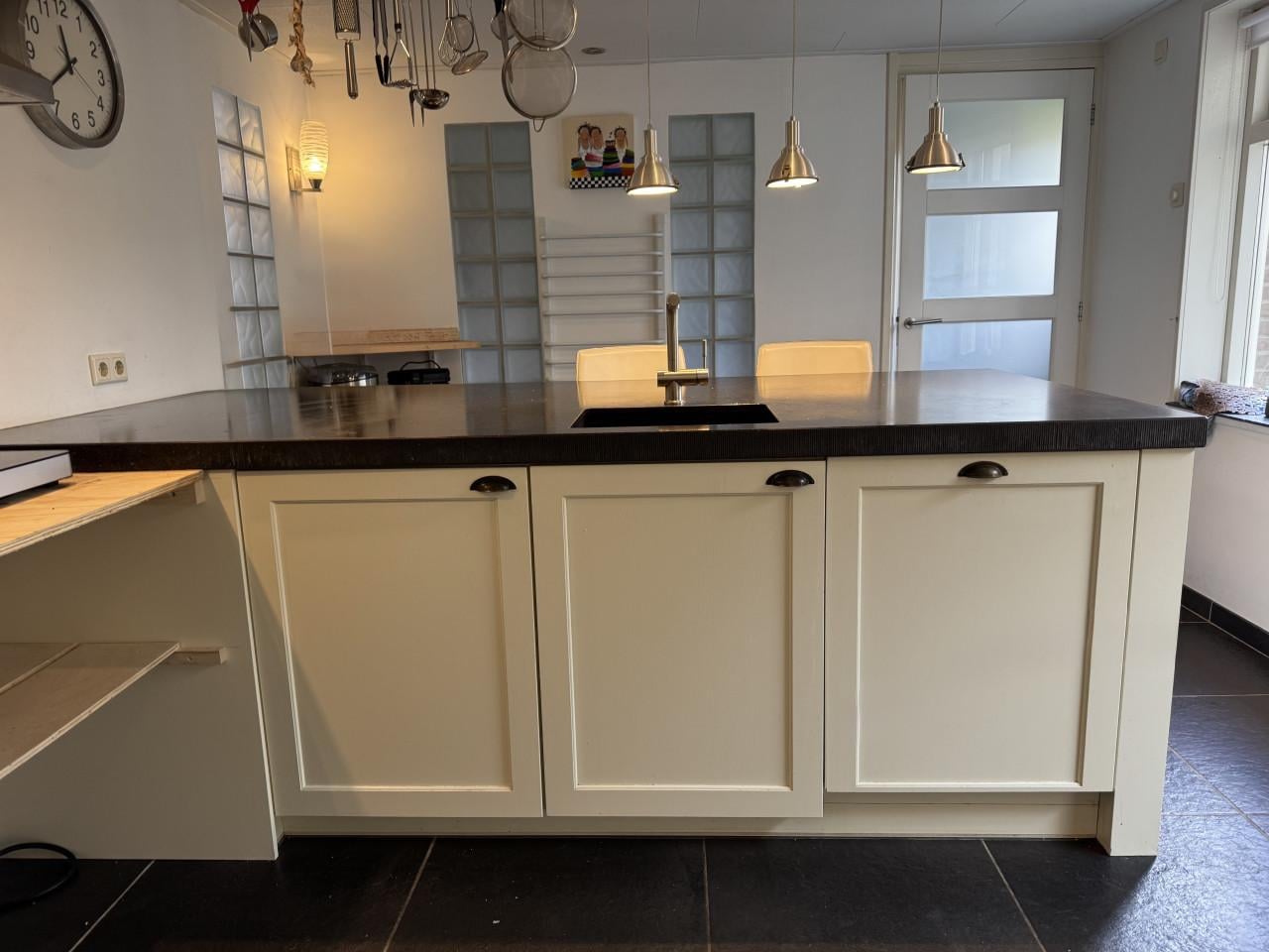 Keuken met inbouw apperatuur : wegens verhuizing