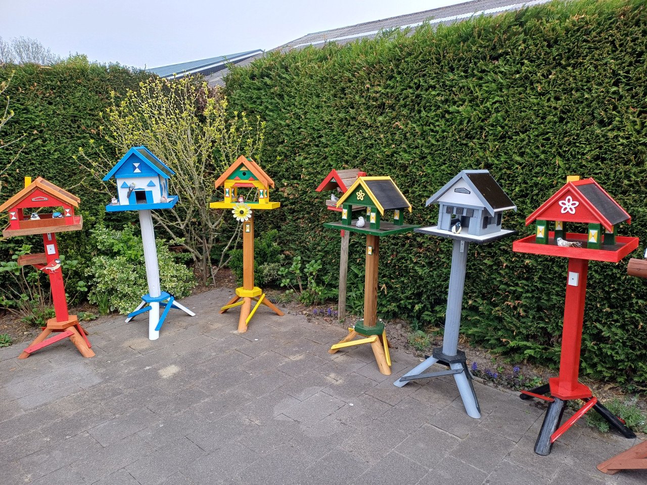 De Leukste Vogelhuisjes , Nestkastjes en voederplateaux zie foto's