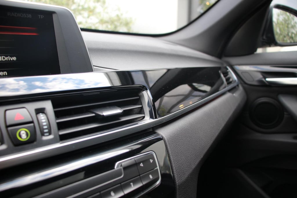 BMW X1 xdrive20i sport line automaat - led - pano - navi - stoel verw - cru