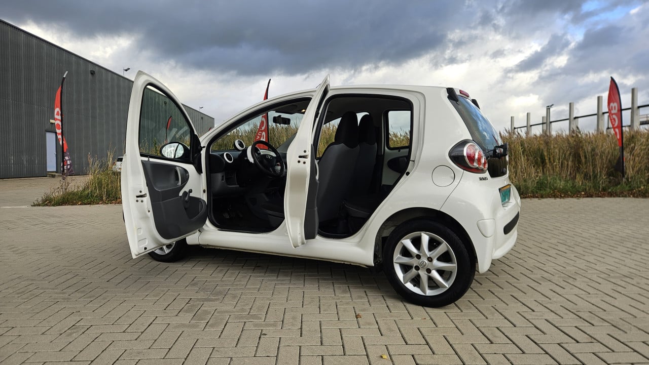 Zuinige TOYOTA AYGO 5drs AIRCO Bj. 11-2010 / NL AUTO  / 1:23 !
