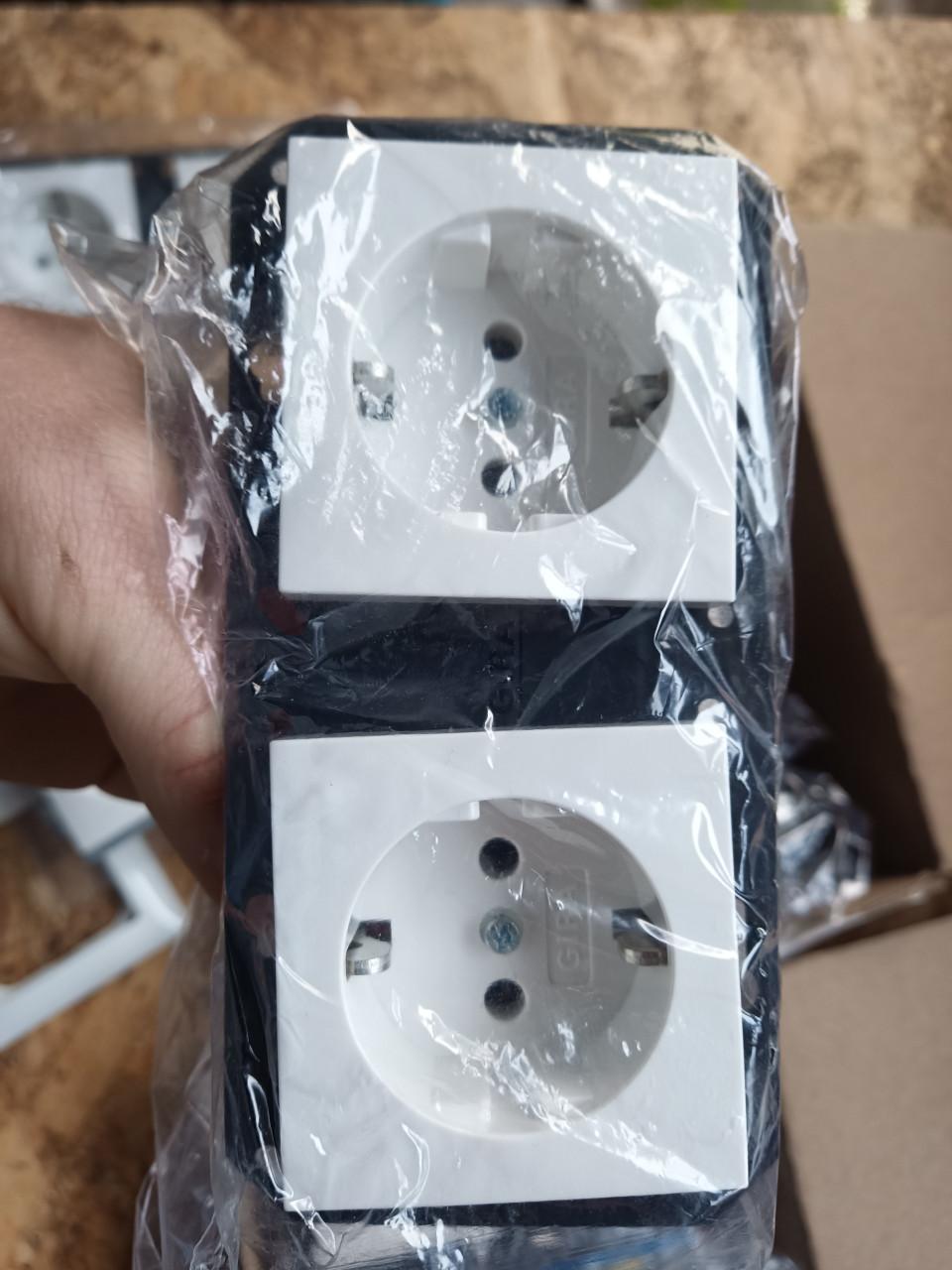 Gira system 55 dubbele wcd, dubbel inbouw stopcontact 13x