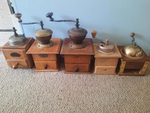 5 houten koffiemolens