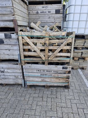 2 kisten hout inclusief de kist
