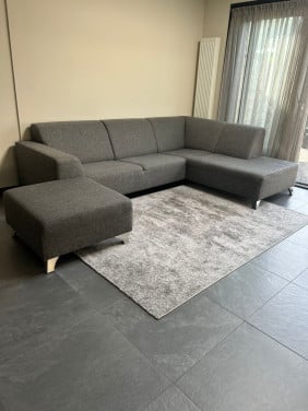 Hoekbank met hocker en kleed i.z.g.s.