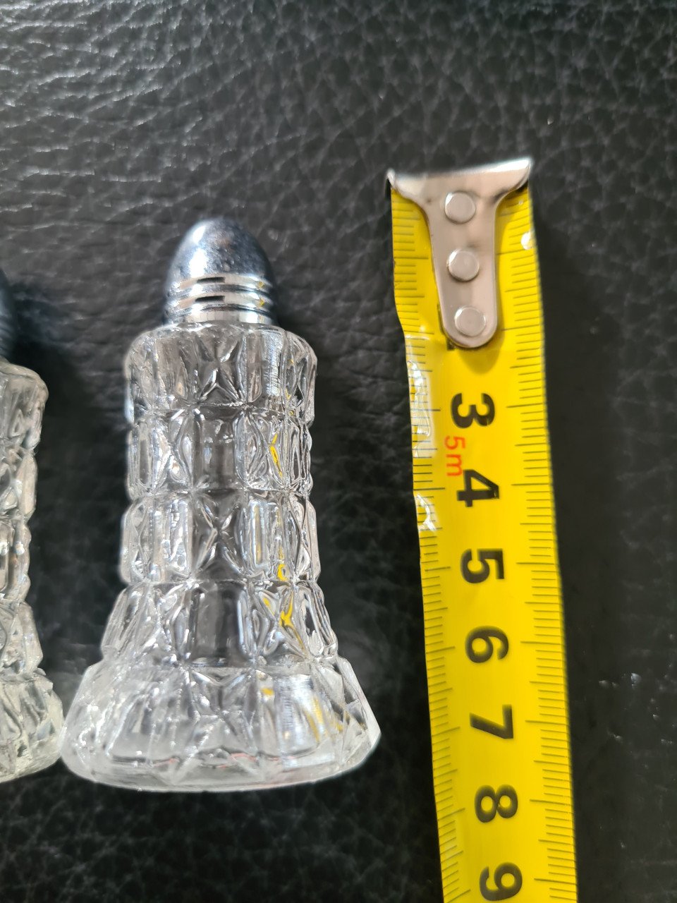 Oud geslepen glazen peper, zout en mosterd stelletje
