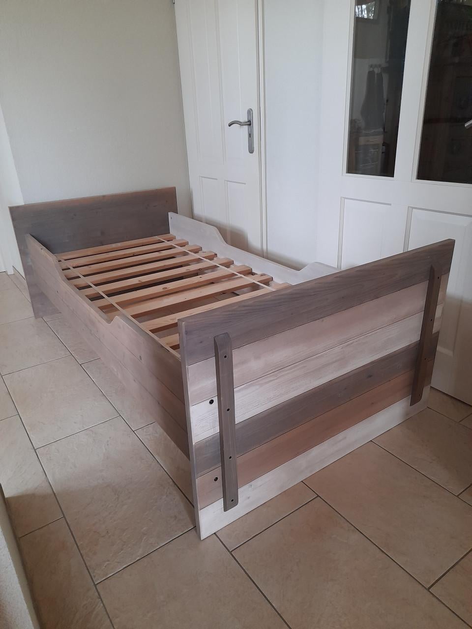 Houten bed 90 x 200 ( in goede staat )