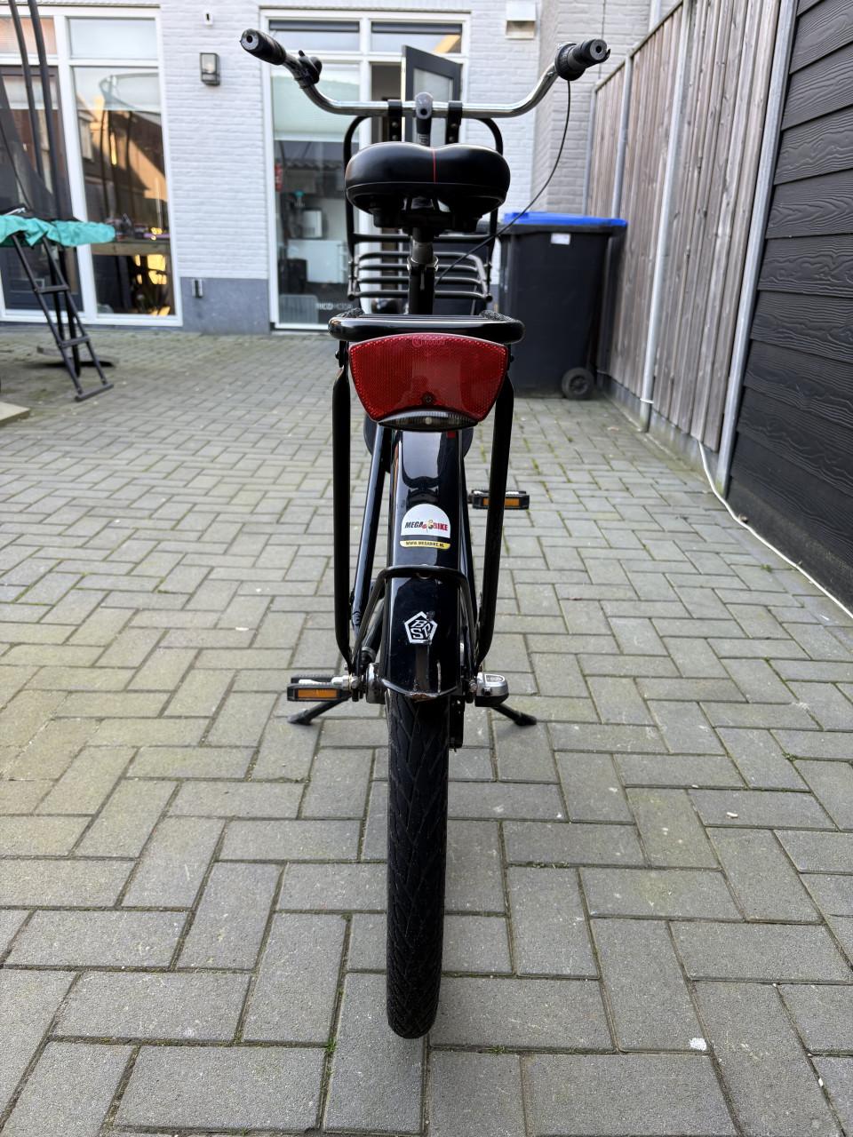 Zwarte transportfiets