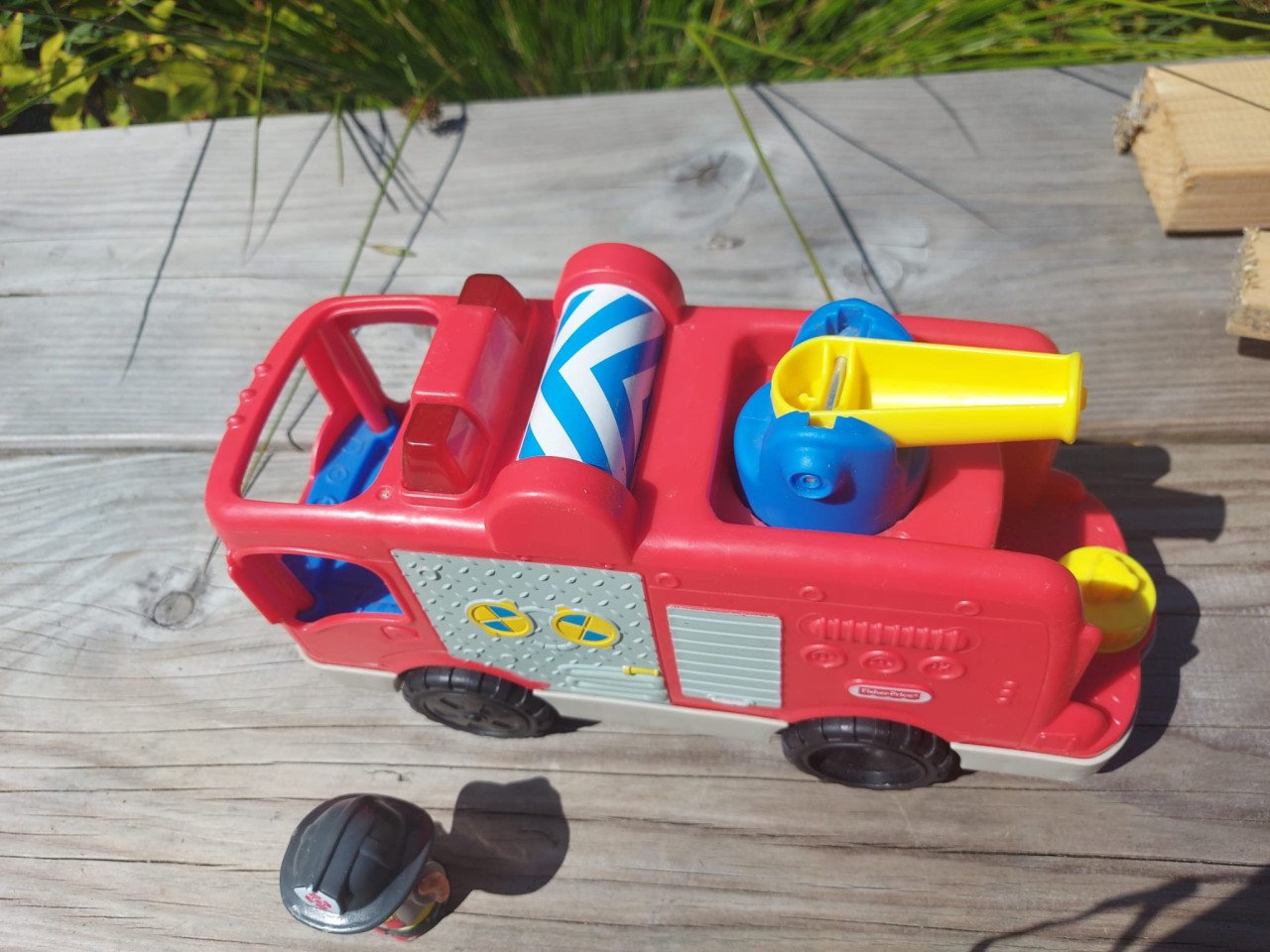 Mooie Fisher Price Little People Brandweerwagen met brandweerman