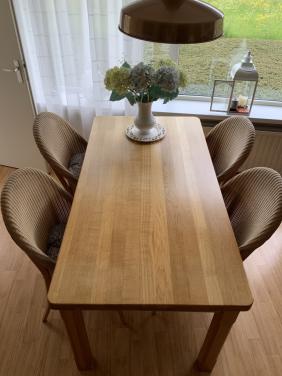 Tafel met 4 stoelen