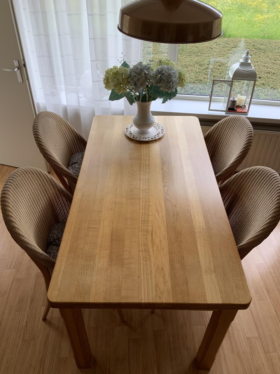 Tafel met 4 stoelen