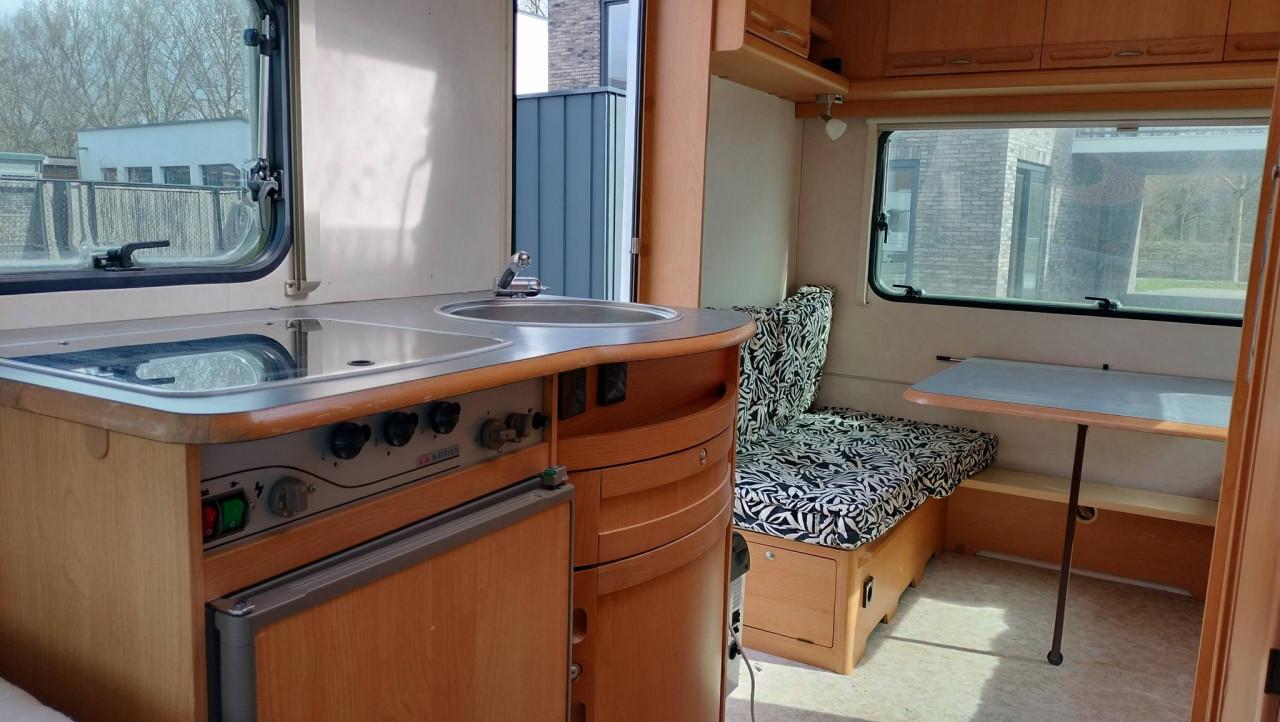 Adria 431 DD (2002) met voortent