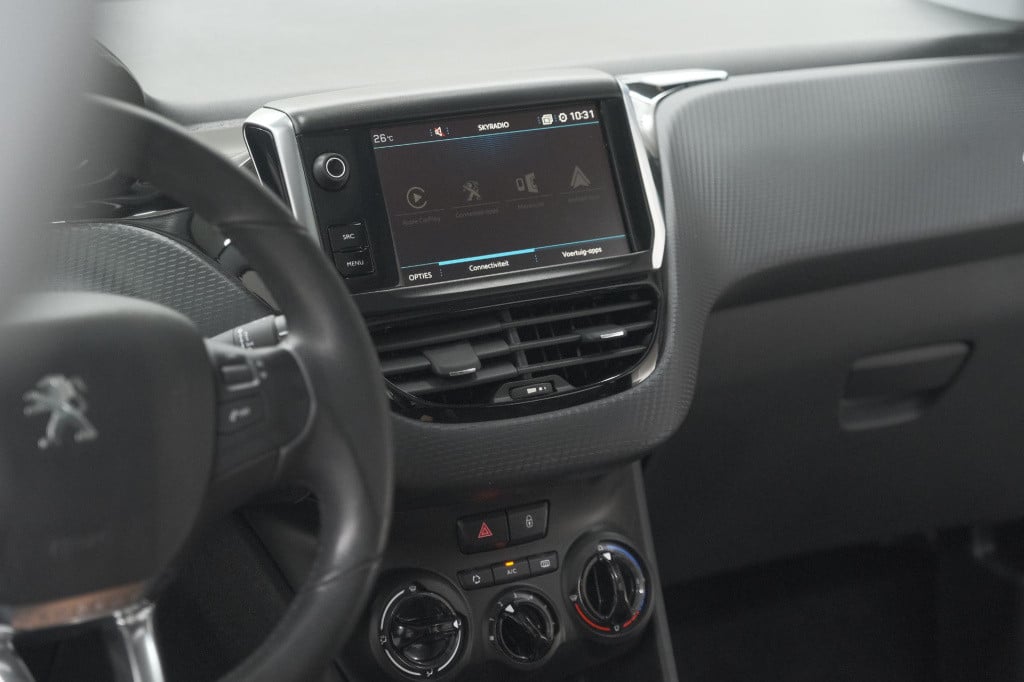 Peugeot 2008 puretech 82 blue lion | trekhaak | panoramadak | navigatie | p