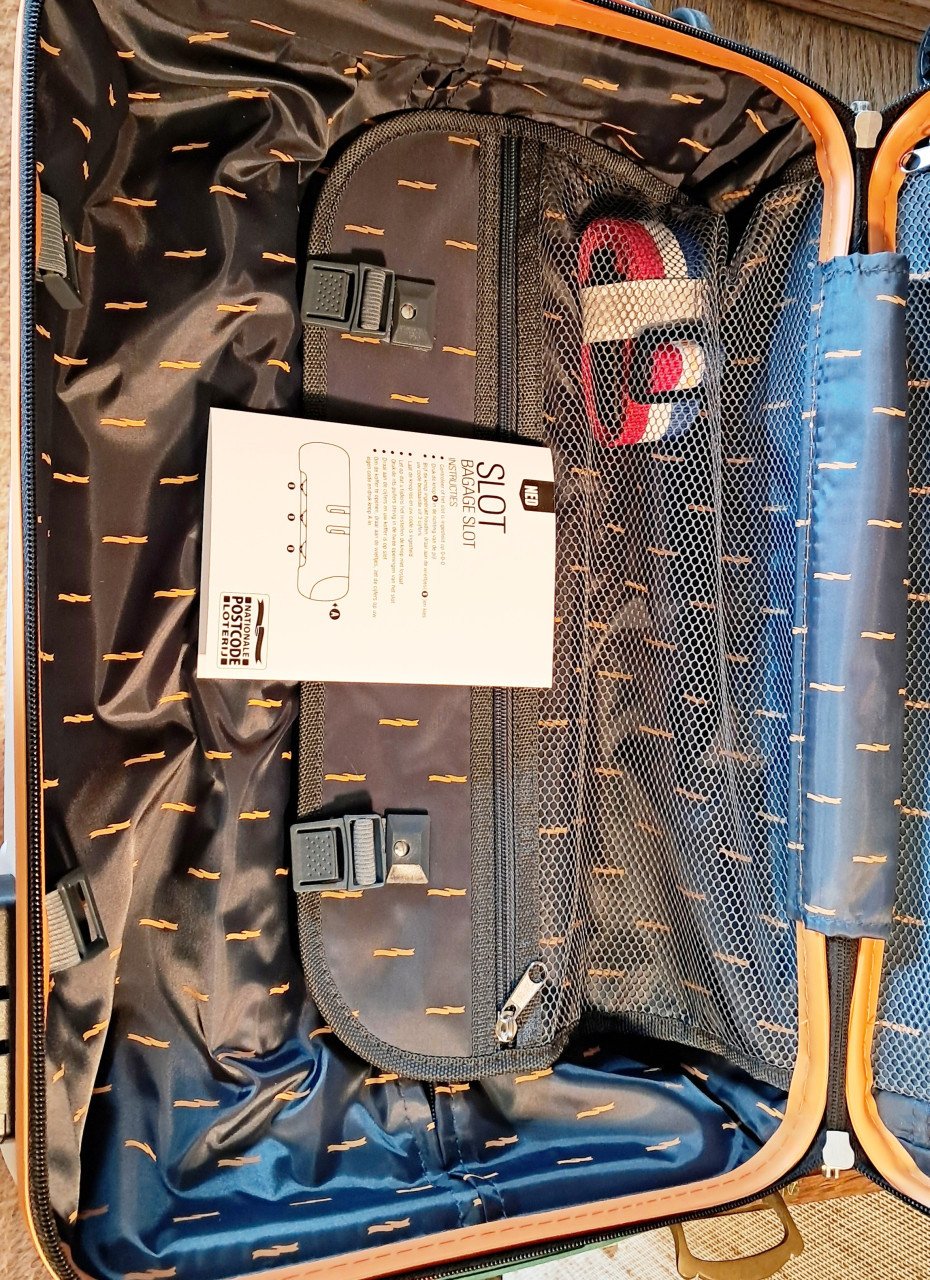 2 nieuwe compacte rolkoffers