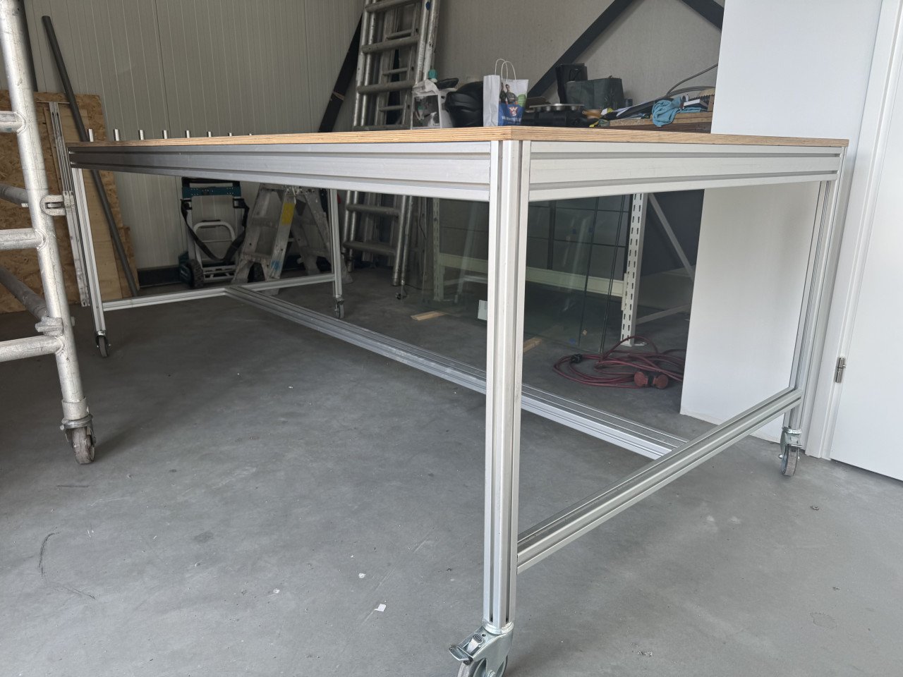Werkbank met gatenpatroon