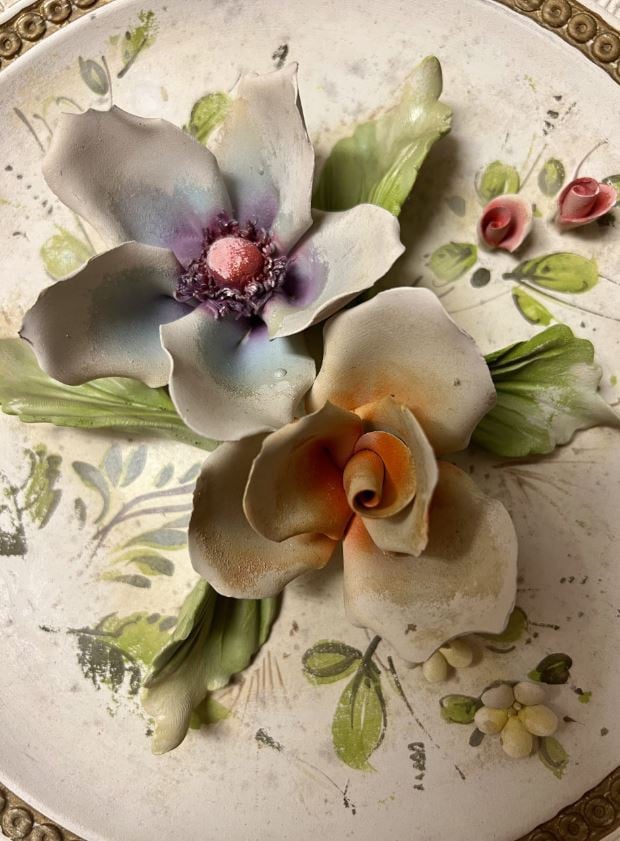 Sier bord met opgewerkte bloemen