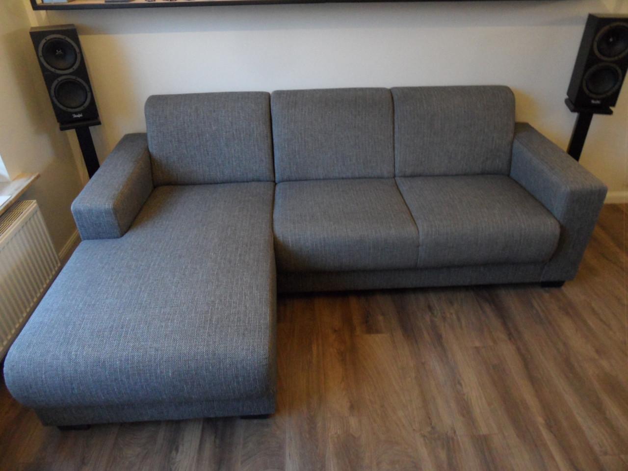 TE KOOP; Fauteuil en hoekbank.