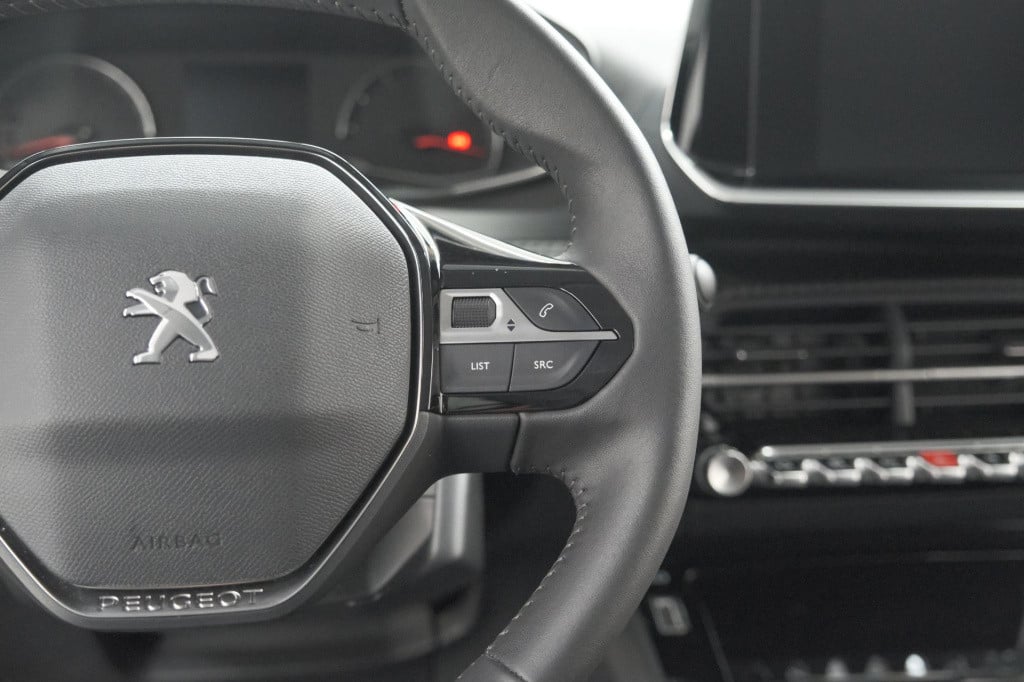 Peugeot 208 puretech 100 allure pack | camera | apple carplay | stoelverwar
