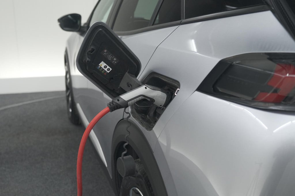 Peugeot E-2008 ev allure pack 50 kwh | 3 fase laadfunctie | camera | naviga