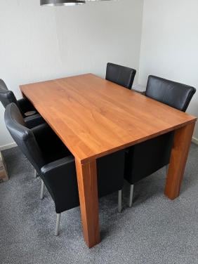 Eettafel met 4 leren stoelen