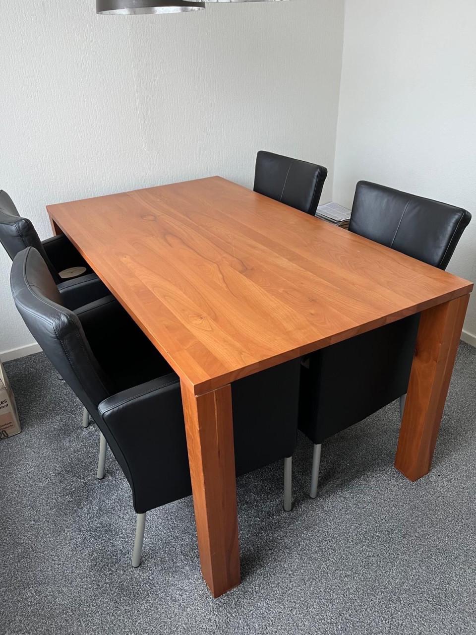 Eettafel met 4 leren stoelen