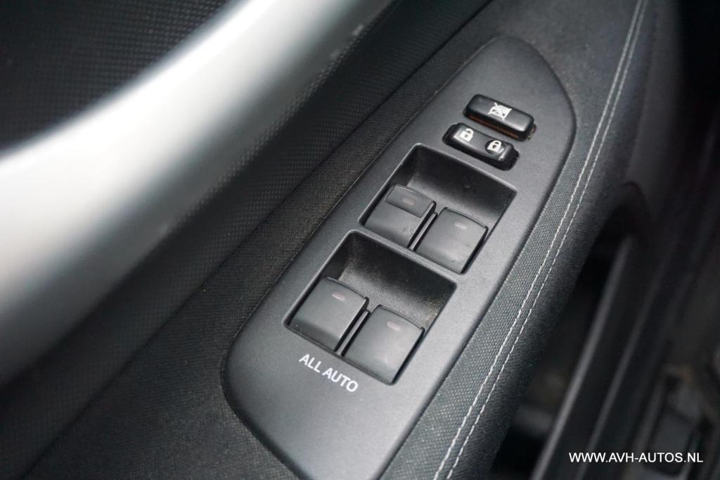 Toyota Auris 1.8 full hybrid dynamic business