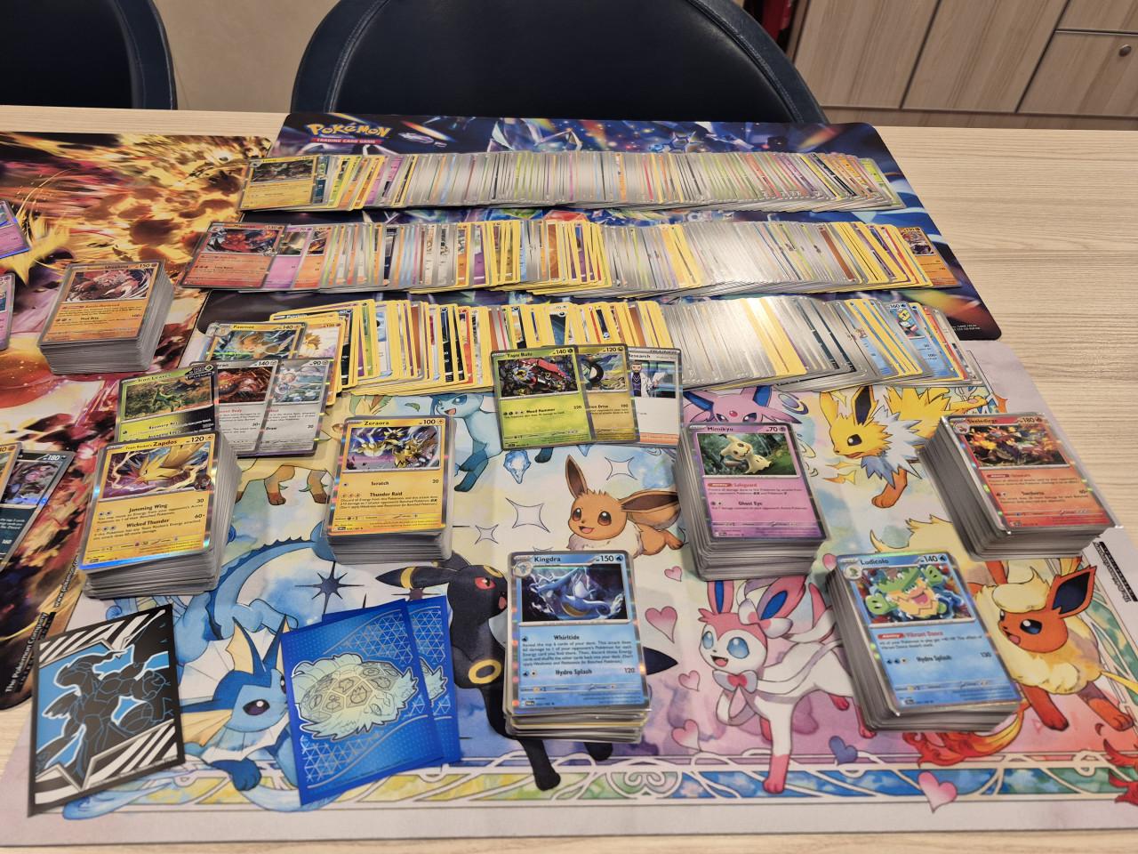 Mooie set van 800+ pokemon kaarten.