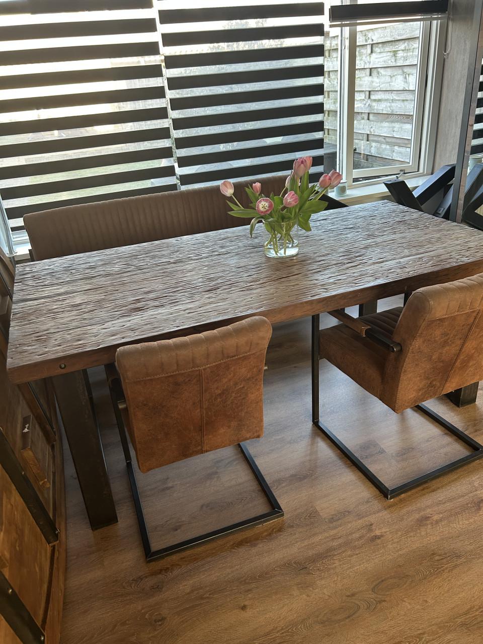 Industriële eettafel boomstronk massief hout . Metalen poten