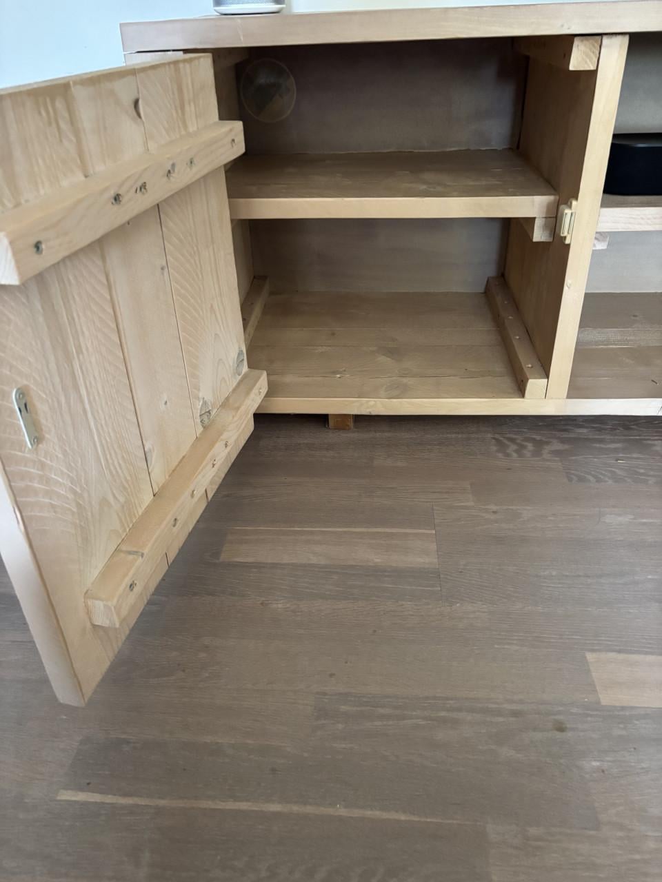 Tv-kast van steigerhout