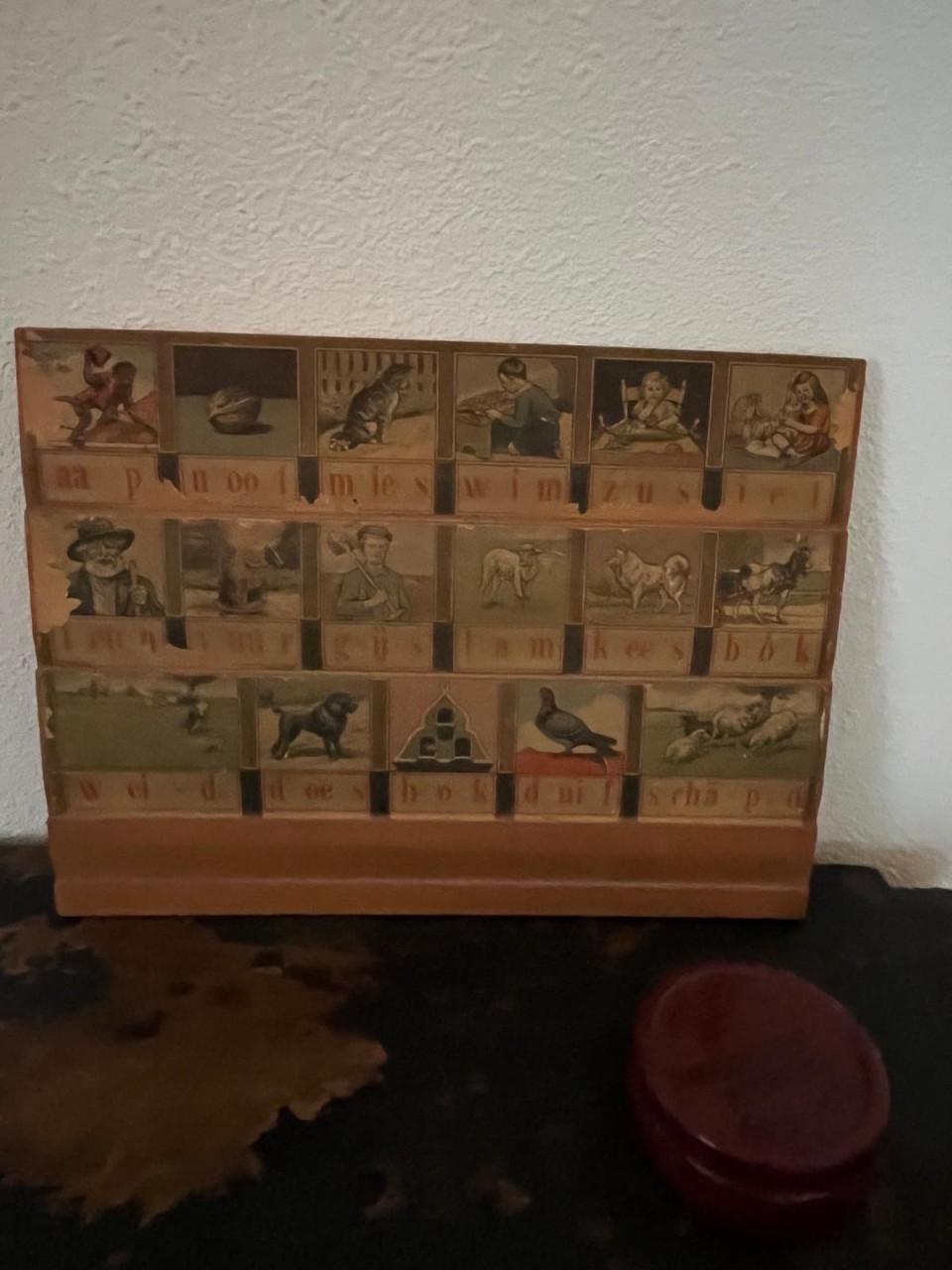 Aap, noot en mies bord. origineeel en oud.