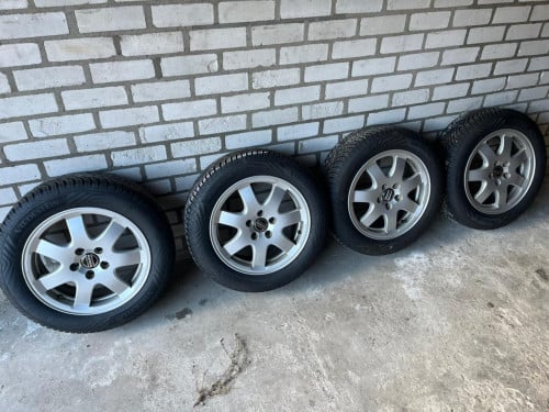 Originele Volvo lichtmetalen velgen met jonge all season Vredestein-banden