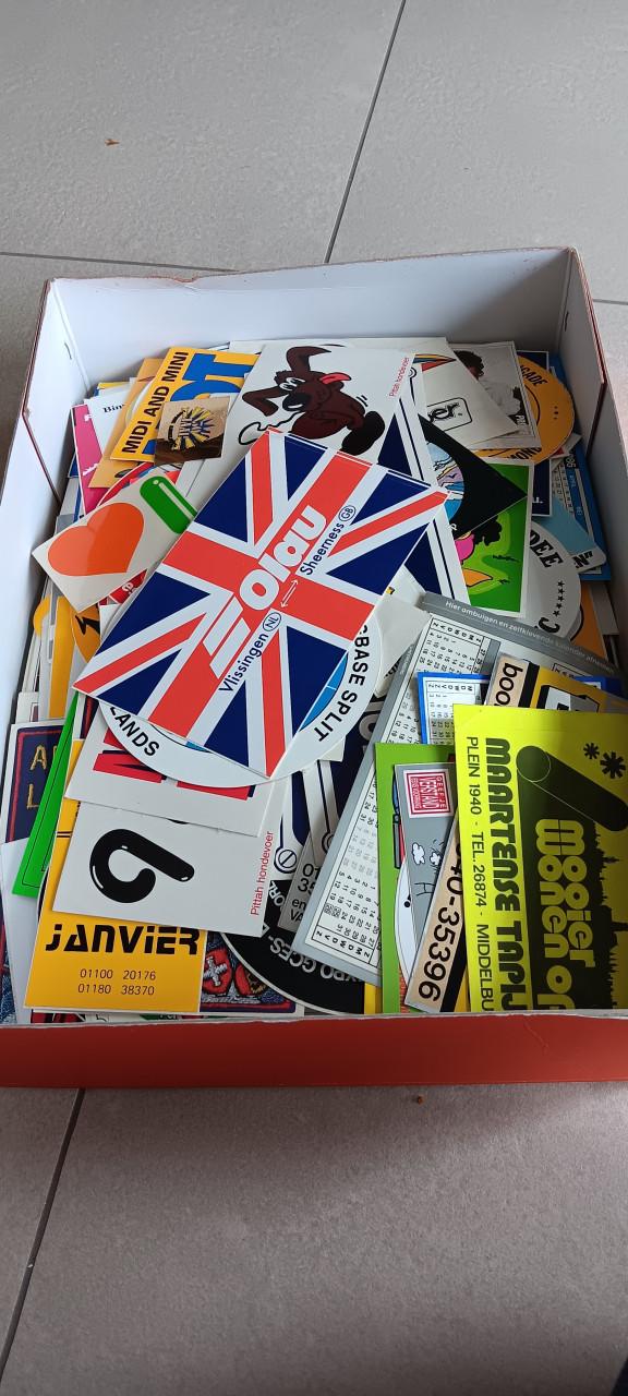 DOOS MET DIV. STICKERS