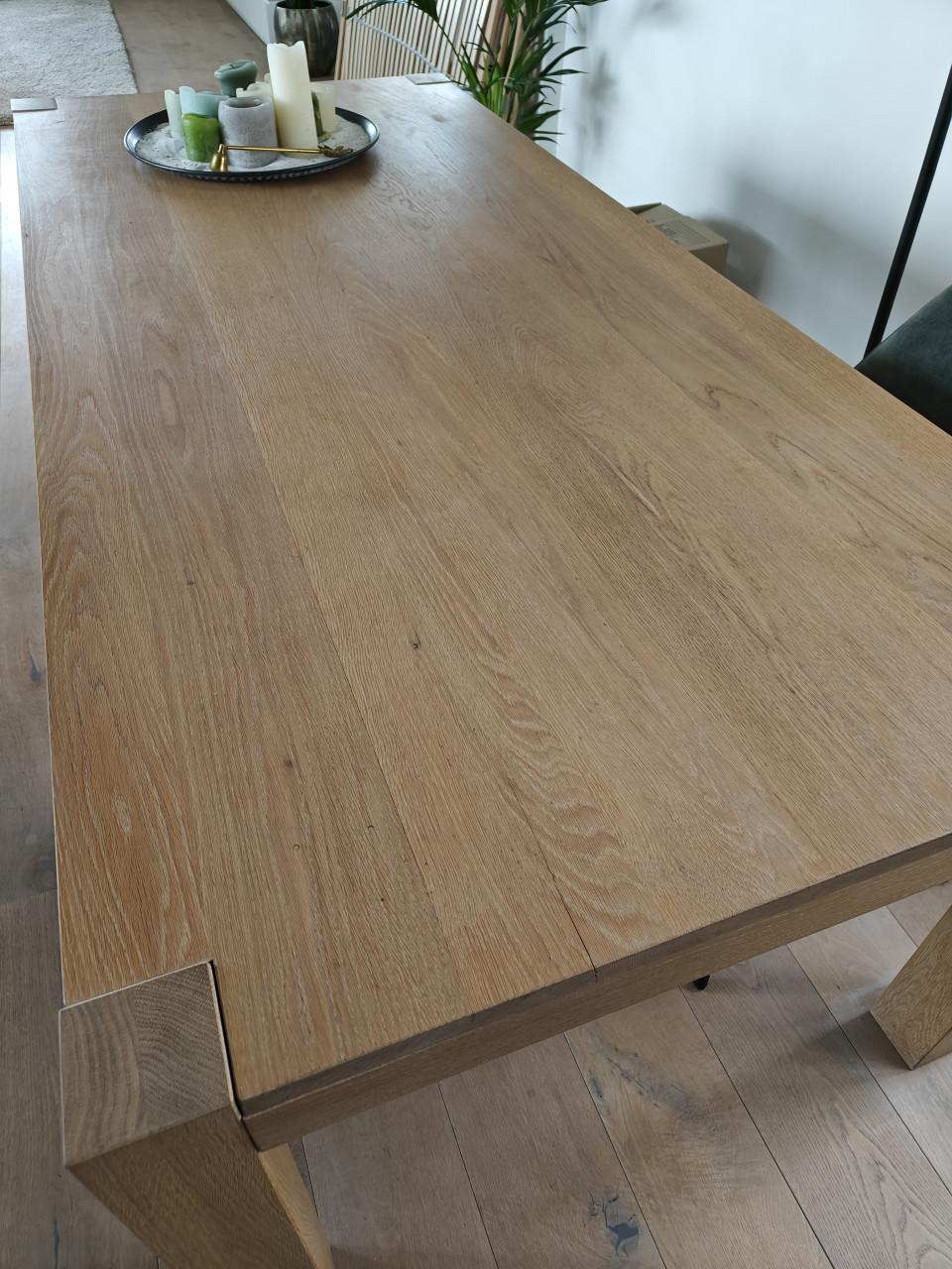 KOOPJE: Massief houten eettafel