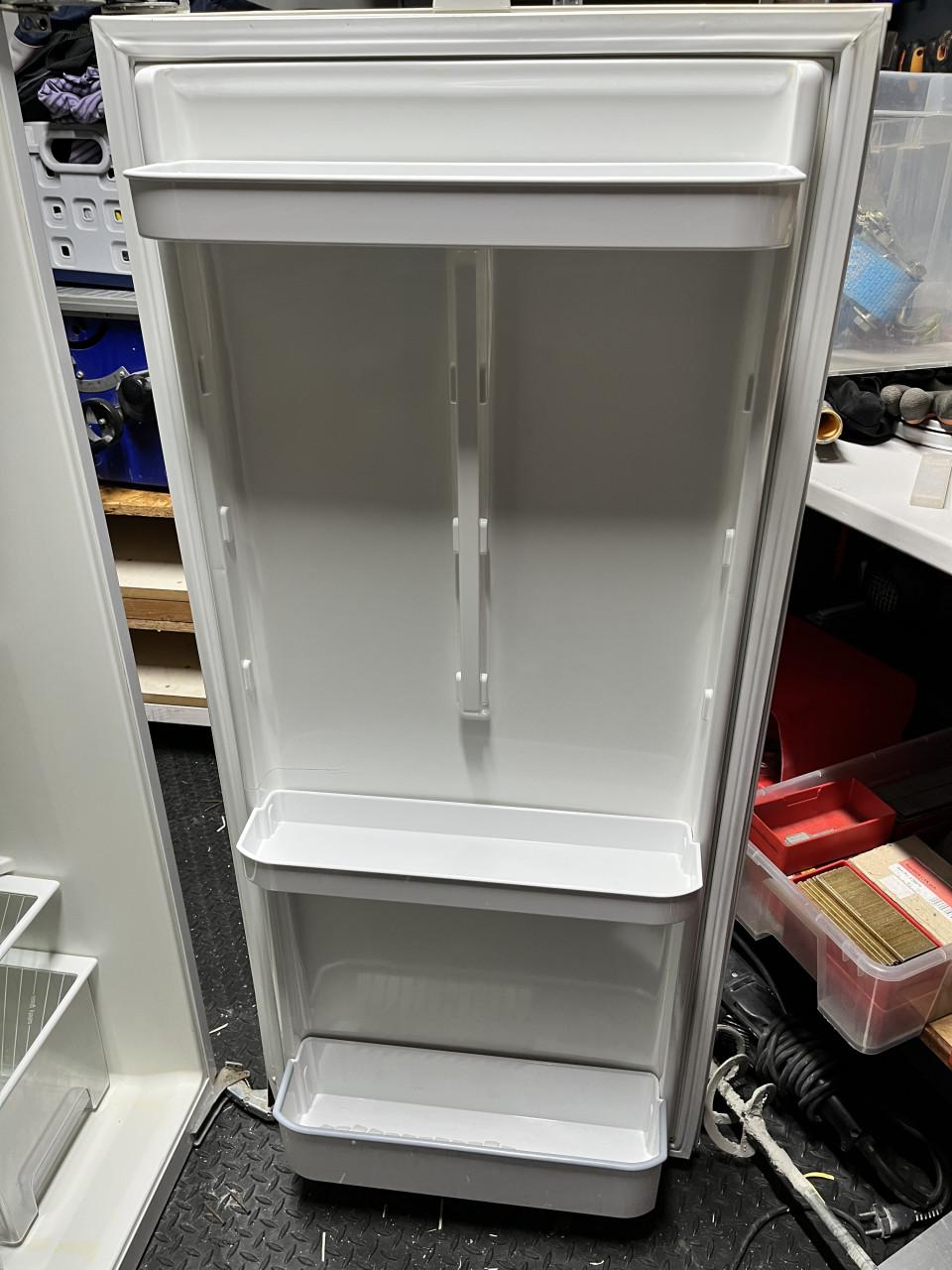 Hoge koelkast. €10,- = Goedkoper dan huren