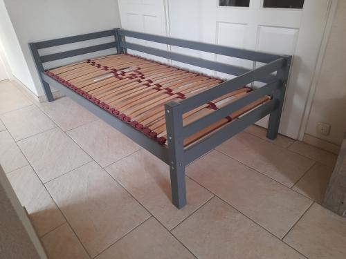 1 Persoons bed 90 x 200 (in goede nette  staat