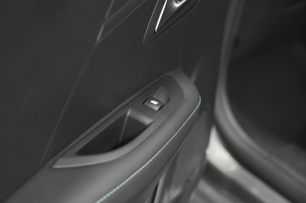 Peugeot 208 puretech 100 eat8 allure pack | camera | apple carplay | parkee