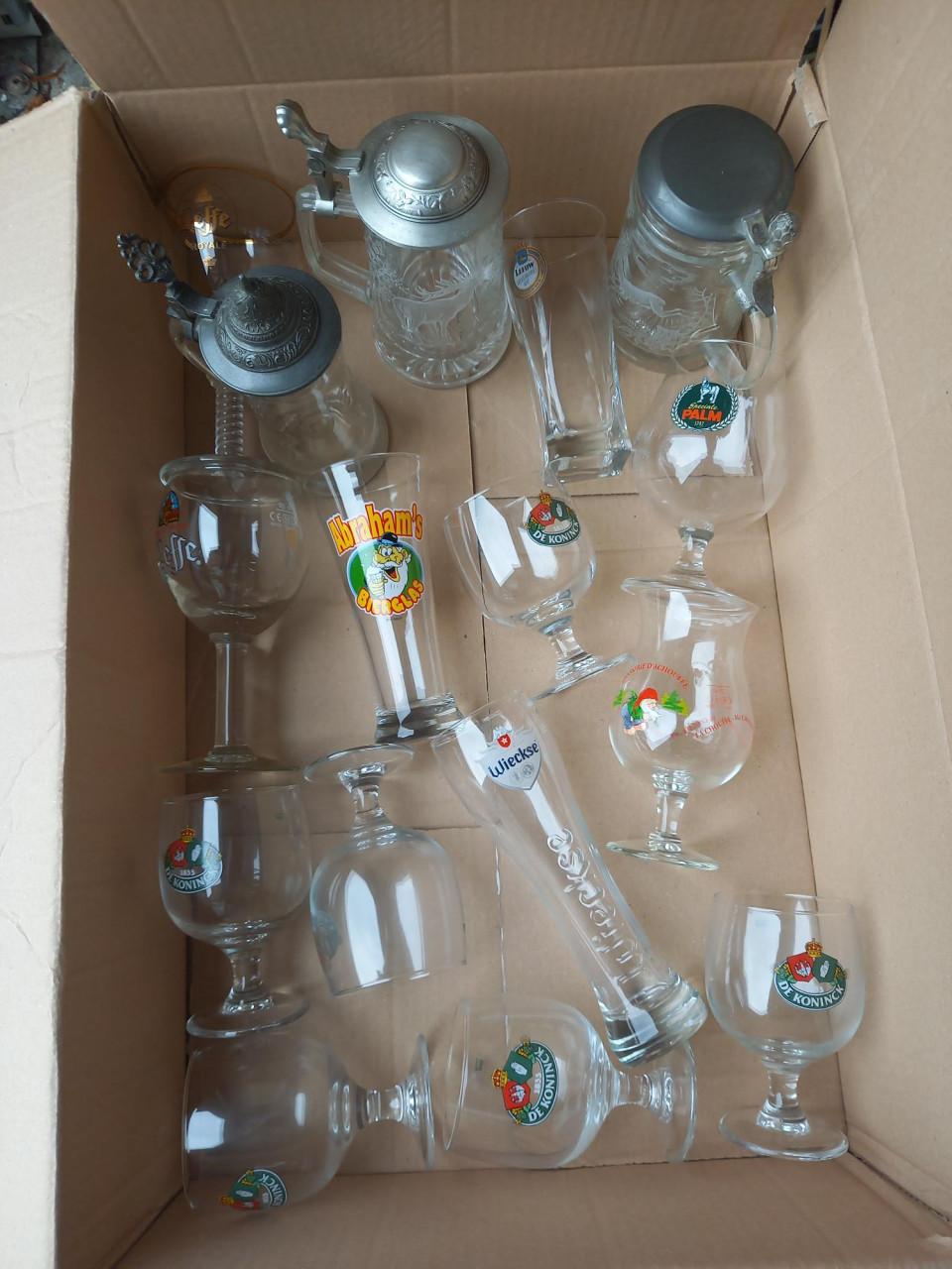 Mooie bierglazen en bierpullen met deksel en opdruk