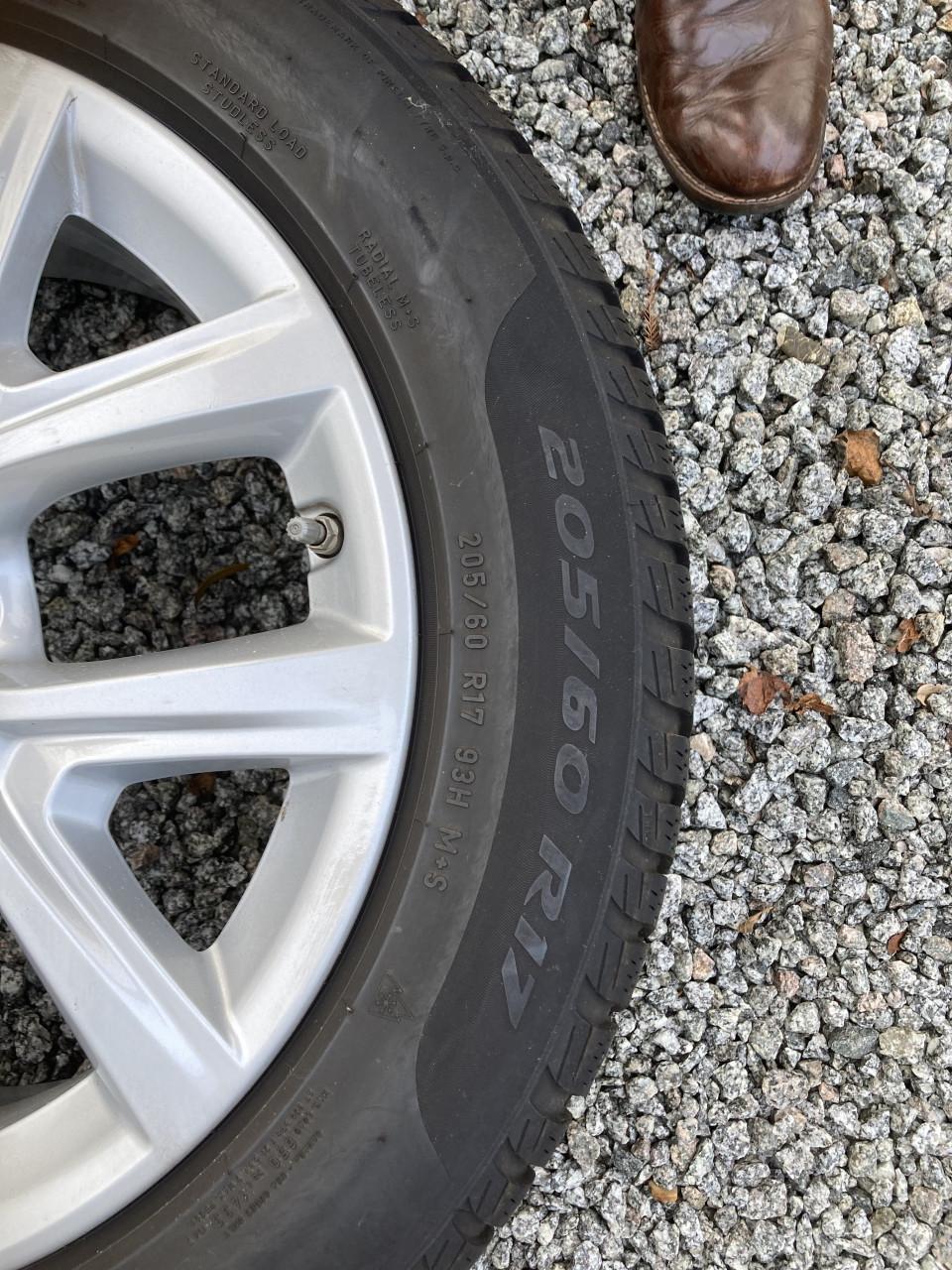 4 Winterbanden met velgen 205/60/R17 BMW X1