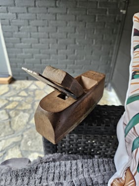 Leuke antieke massief houten blokschaaf met een scherp mes....