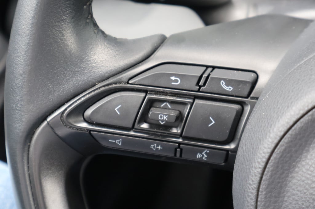 Toyota Yaris Cross 1.5 hybrid 4 x 4 l trekhaak i head-up i camera i stoelve