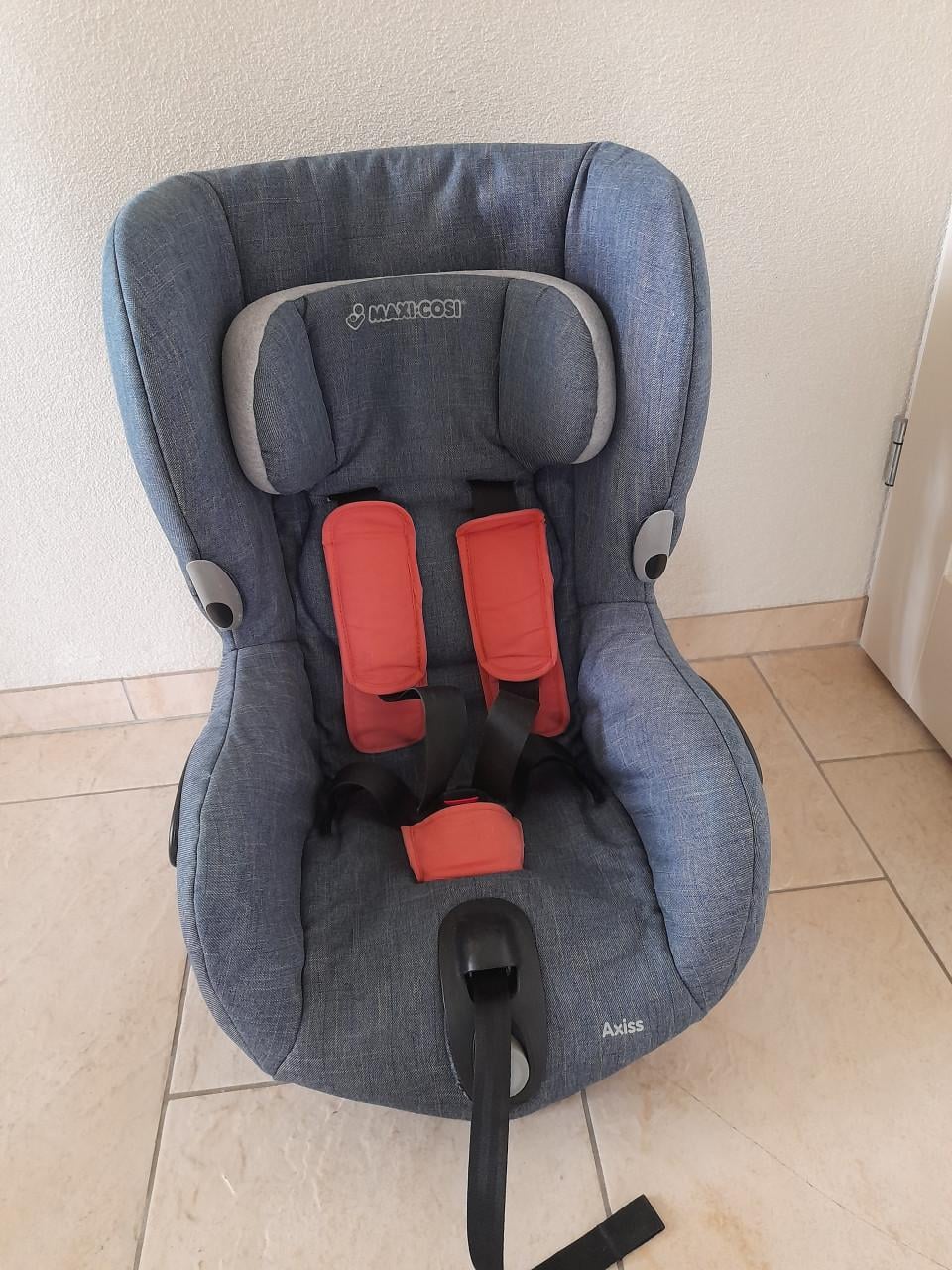 Maxi - cosi Axiss Draaibaar autostoel 9/18 kg  (in goede staat)