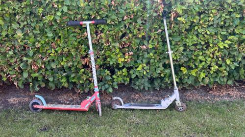 Twee gebruikte steps voor kinderen