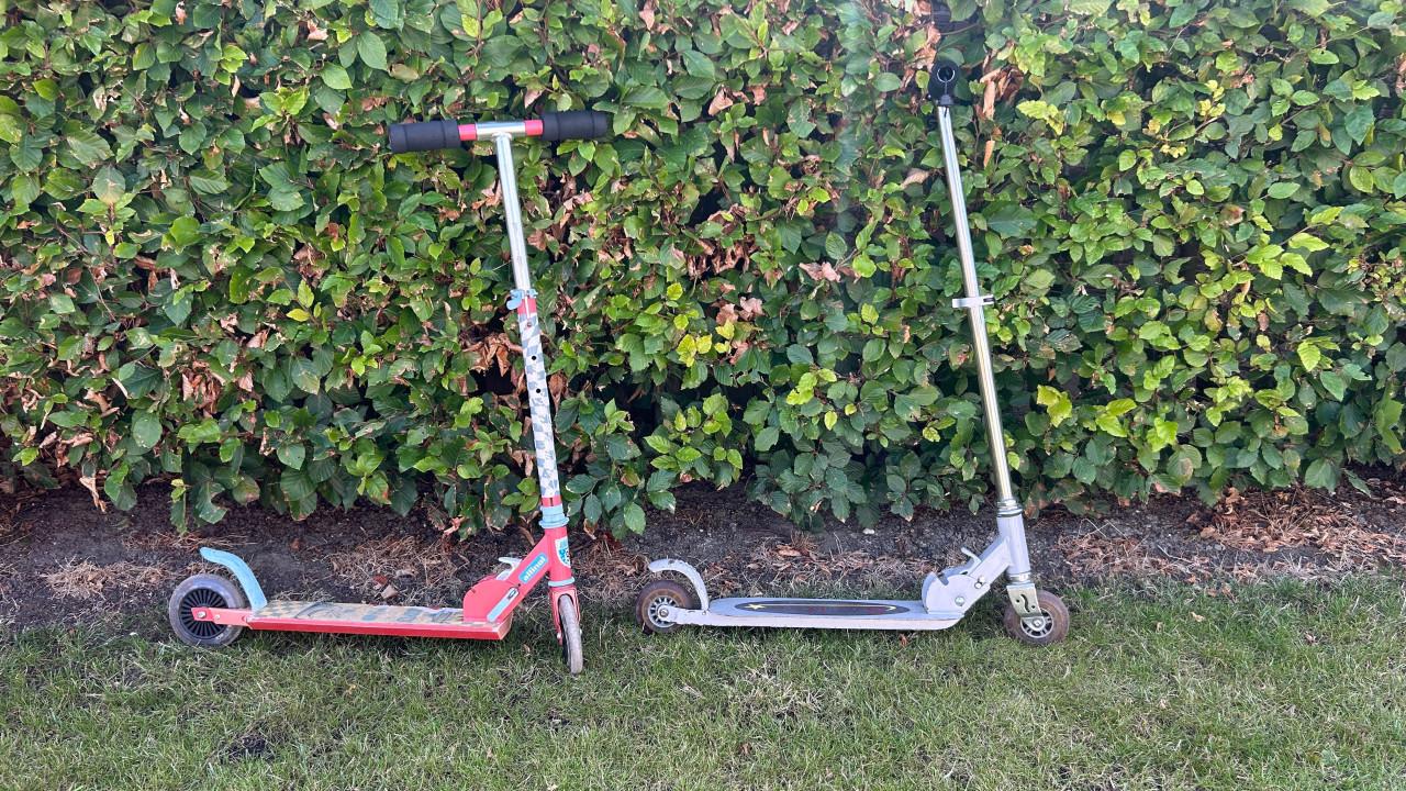 Twee gebruikte steps voor kinderen