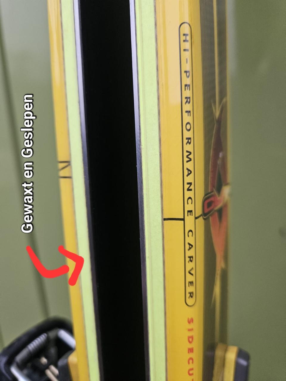 Nette Rossignol ski’s met bindingen en stokken, gewaxt en geslepen.