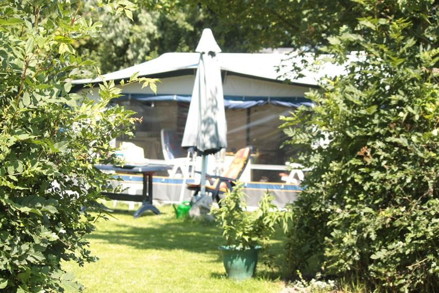 Enkele seizoensplaatsen beschikbaar op onze gezellige minicamping