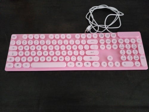 Roze toetsenbord met usb aansluiting.