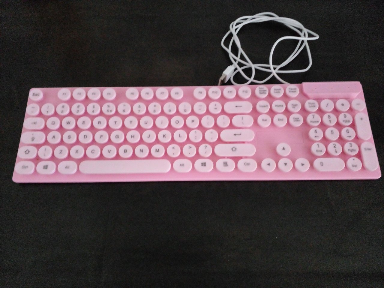 Roze toetsenbord met usb aansluiting.