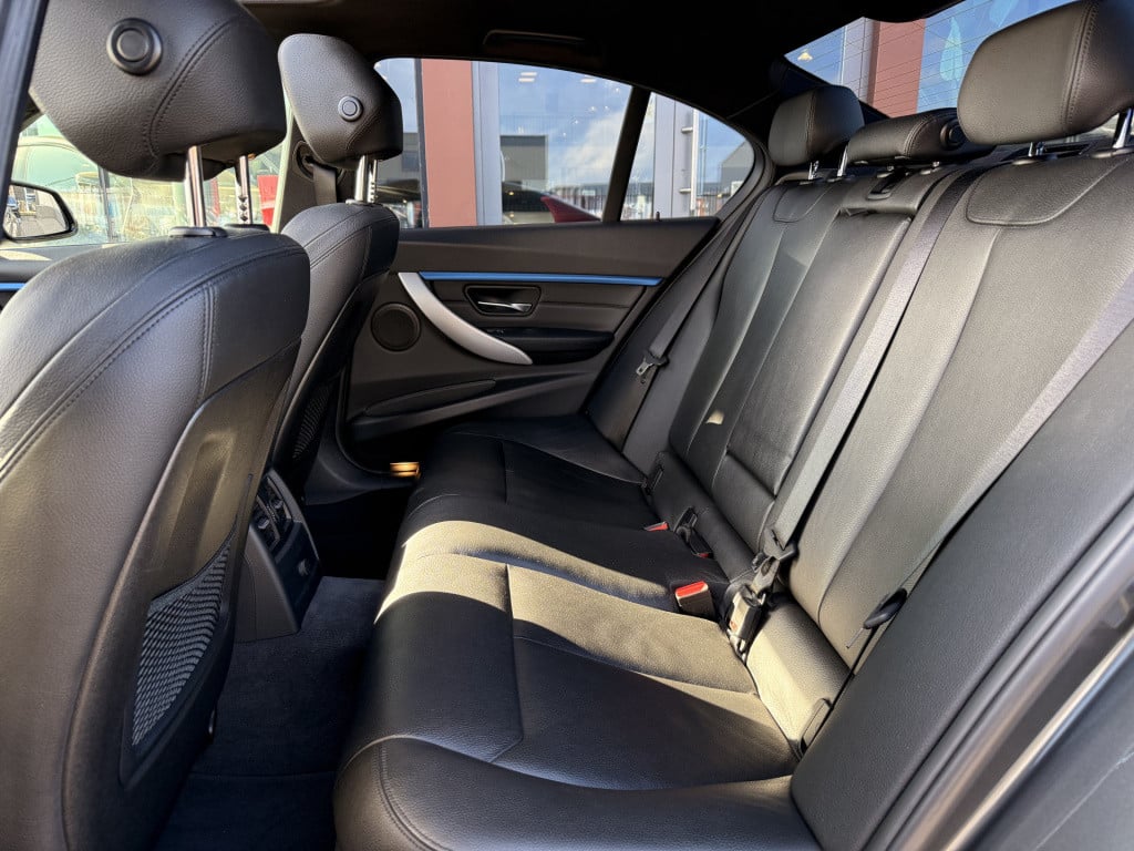 BMW 3-serie 320i m-sport | 360 camera | head-up | leder | schuif / kantel d