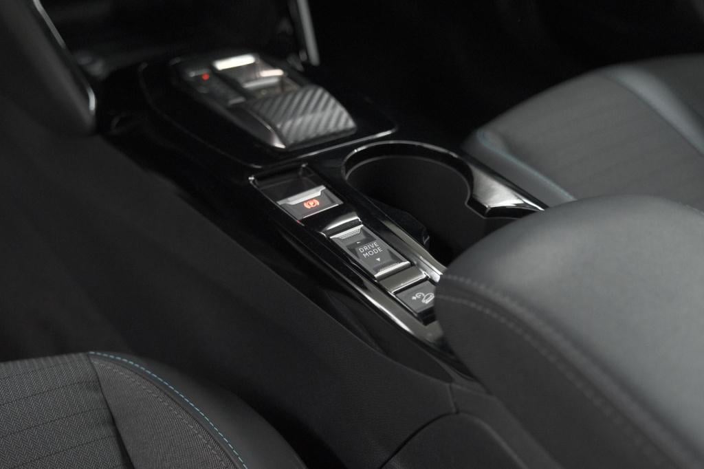 Peugeot 2008 puretech 130 eat8 allure pack | camera | parkeersensoren | key